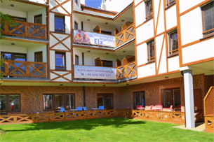 Podwórko kompleksu apartamentów