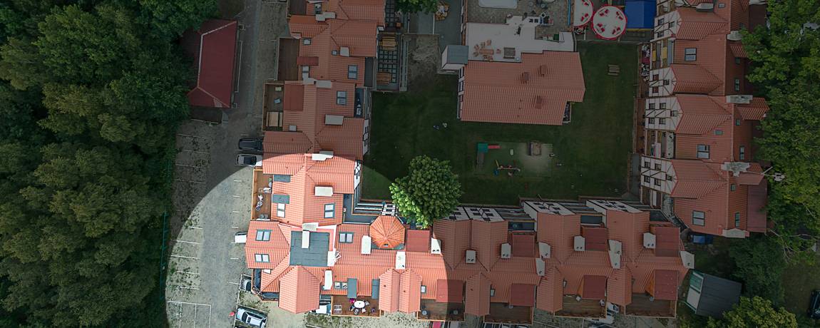 Apartamenty ELA w Rowach z lotu ptaka — kompleks 70 m od plaży